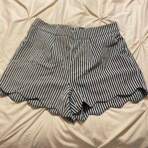Black and white dress shorts with scalloped bottom and pockets. Size Medium.